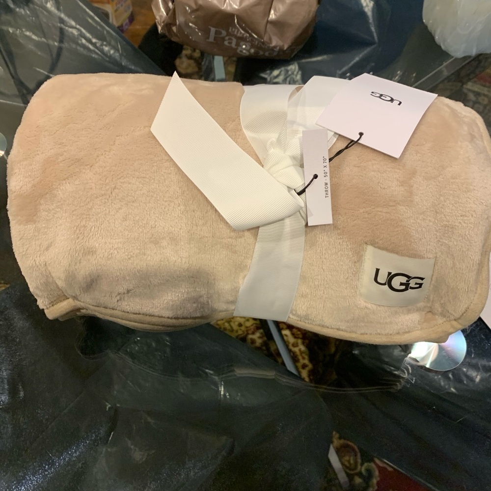 BNWT UGG 50” X 70” Super Soft Blanket - Picture 3 of 7